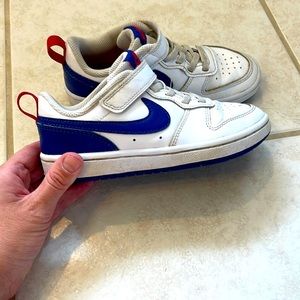 Boys Nike low Borough basketball shoes